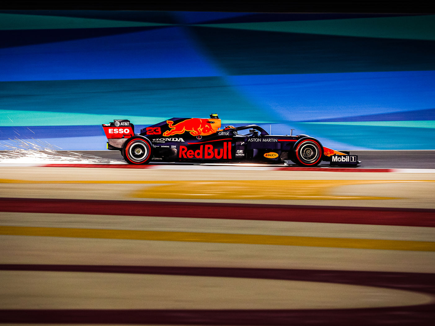 Max Verstappen dan Alex Albon berhasil naik podium bersamaan di posisi kedua dan ketiga pada Grand Prix Bahrain di Sakhir, Minggu (29/11).