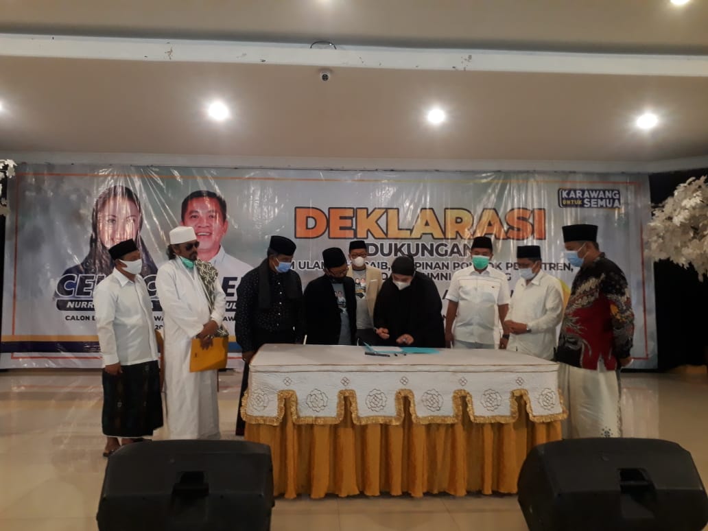 Hamida dan Alumni Ponpes Cipasung melakukan deklarasi dukungan kepada pasangan calan Cellica-Aep di Karawang, Minggu (29/11).