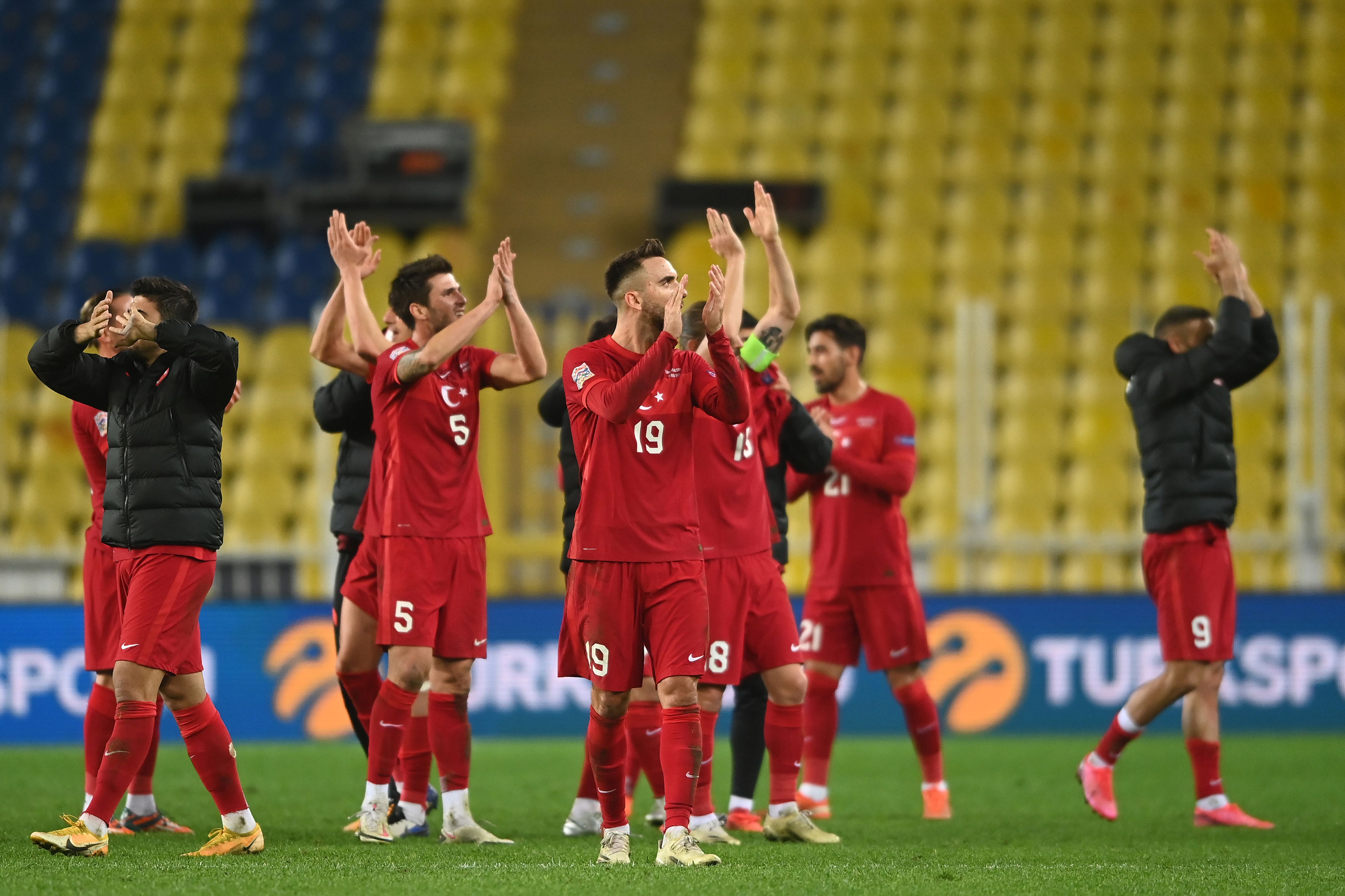 Para pemain Turki merayakan kemenangan mereka atas Rusia di laga Liga Negara UEFA.