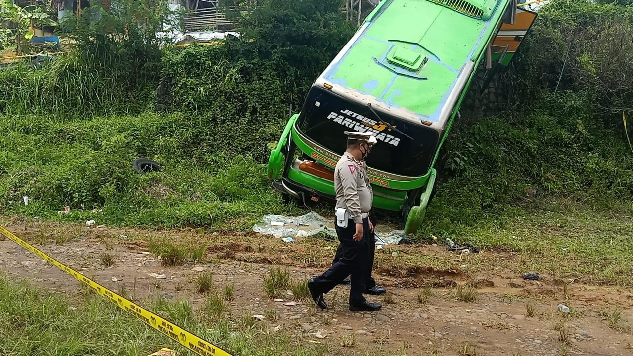 Lepas Kendali Bus Pariwisata Masuk ke Jurang di Pamijahan