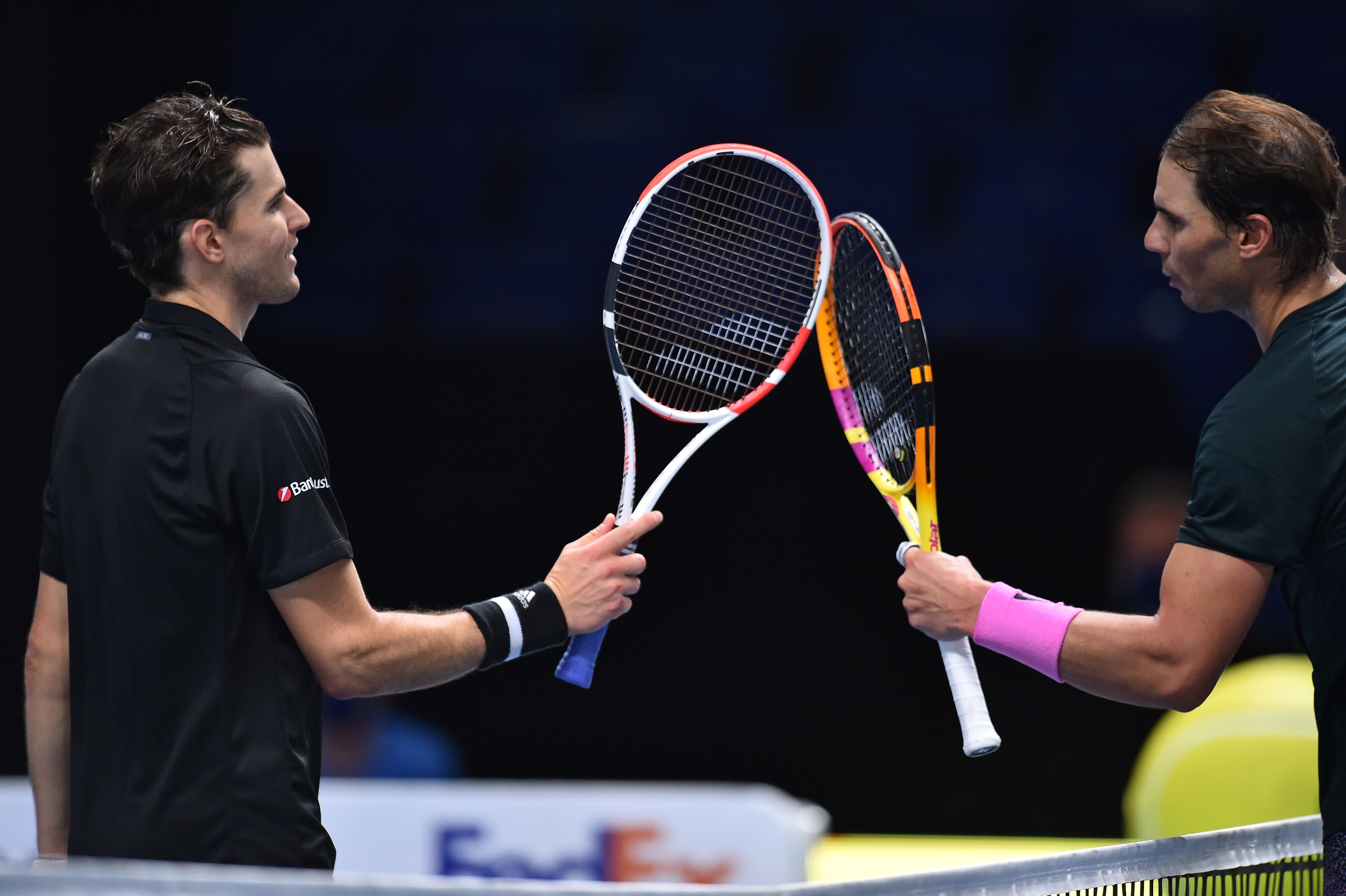 Dominic Thiem (kiri) mengalahkan juara Grand Slam 20, Rafael Nadal dalam turnamen ATP Finals di London, Rabu (WIB) 18/11/2020. 
