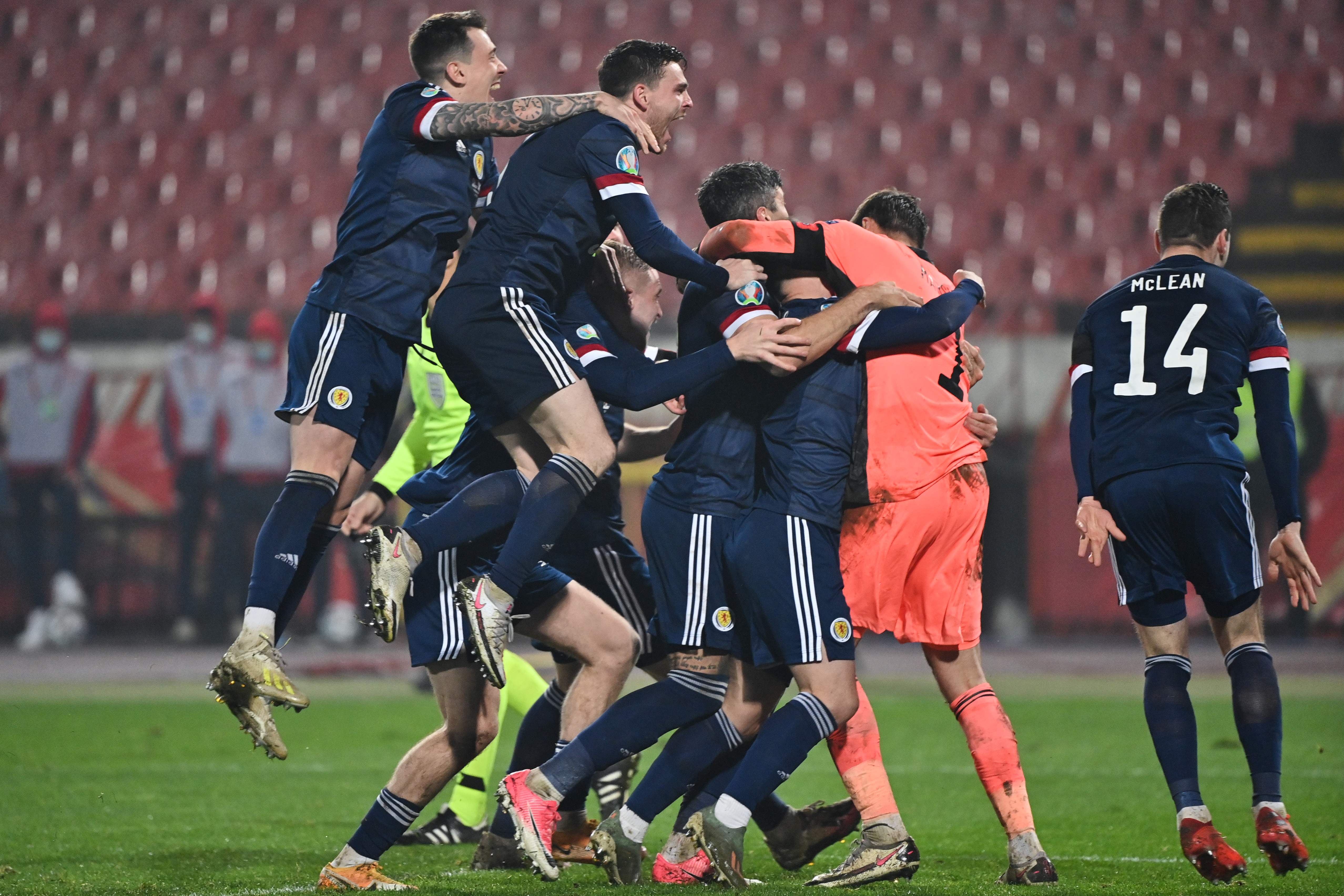 Para pemain Skotlandia merayakan kemenangan lolos EURO 2020, setelah menang lewat adu penalti melawan Serbia.