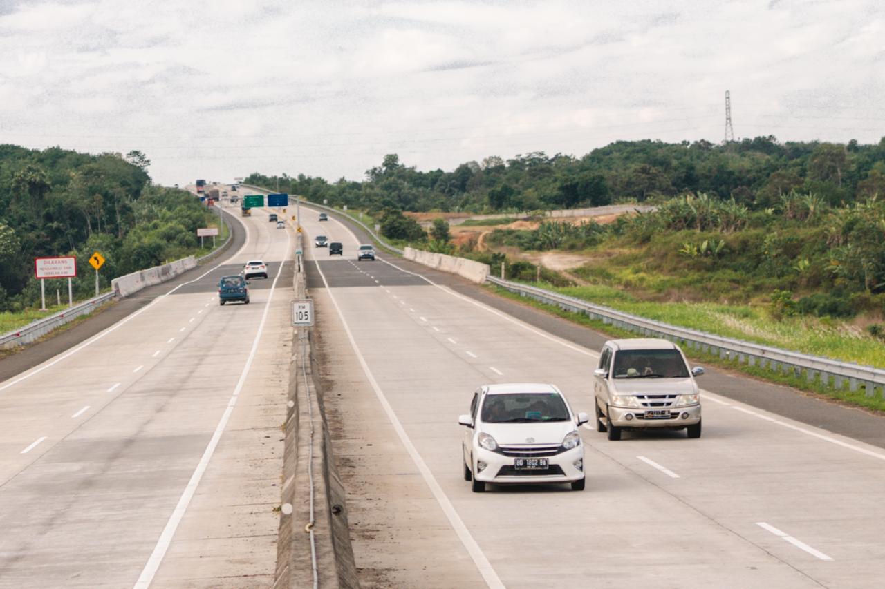 Suasana jala tol lintas Sumatra. Selama liburan dan cuti bersama terjadi peningkatan volume kendaraan melintas di jalan tol lintas Sumatra.