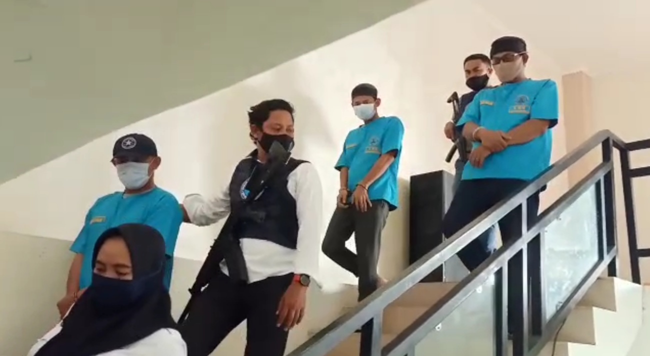 Oknum Polisi (pakai topi) bersama dua terduga lainnya saat digiring Petugas BNNP Malut.