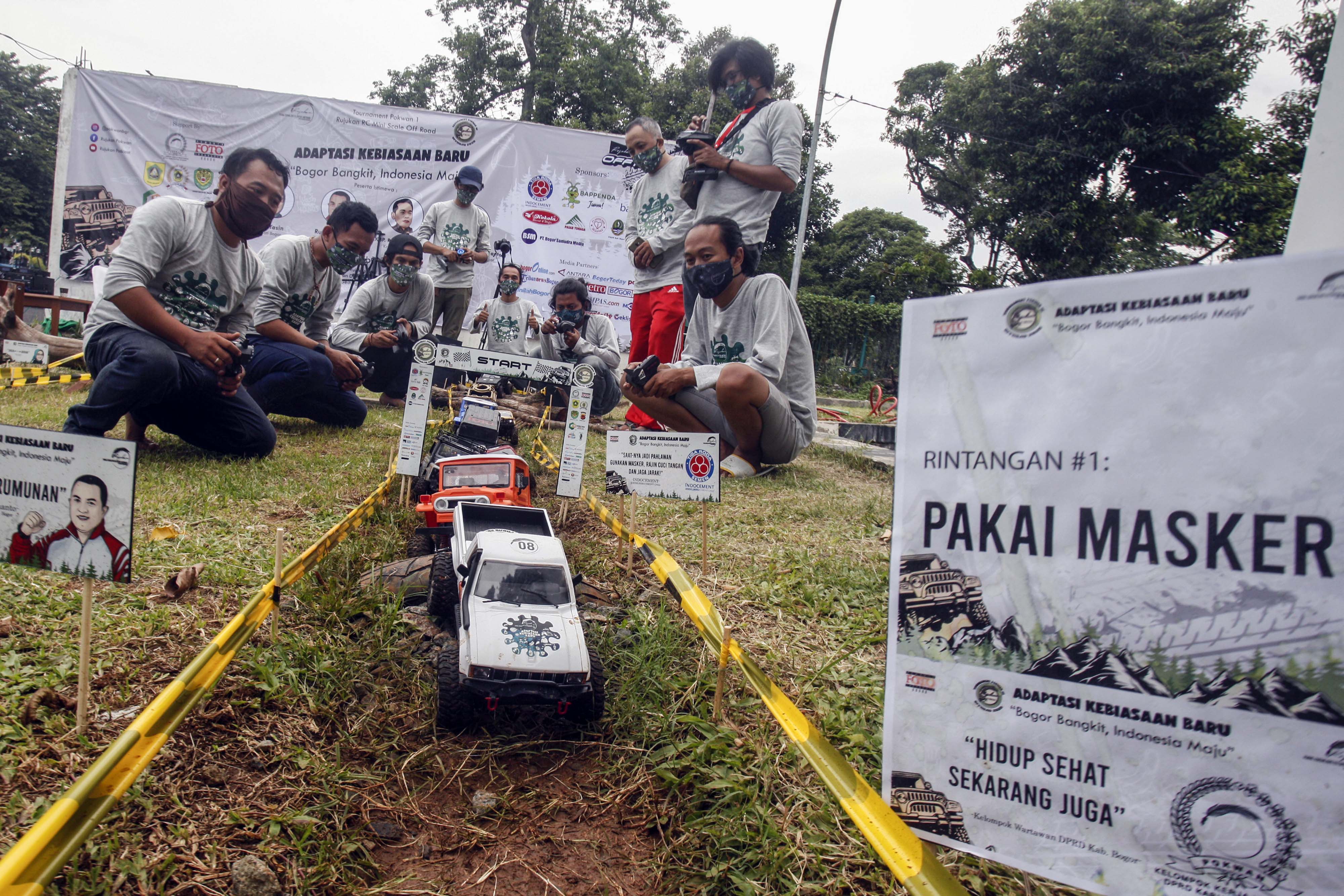 Sejumlah jurnalis mengikuti turnamen mobil remote control (RC) mini scale adventure 4X4 di Taman Inspirasi, Cibinong, Kabupaten Bogor, 