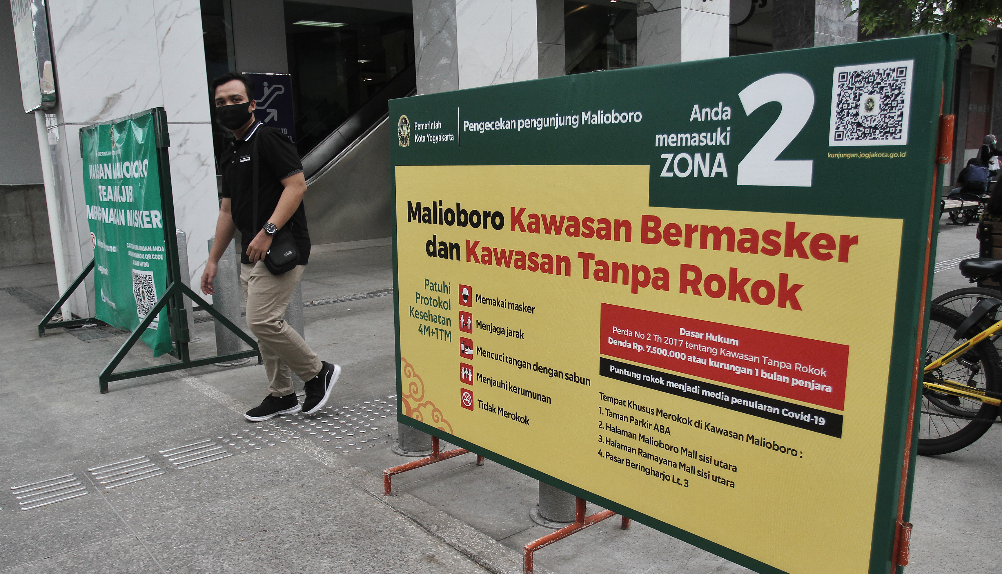 Pengunjung berada di kawasan Malioboro, DI Yogyakarta, Senin (16/11/2020).