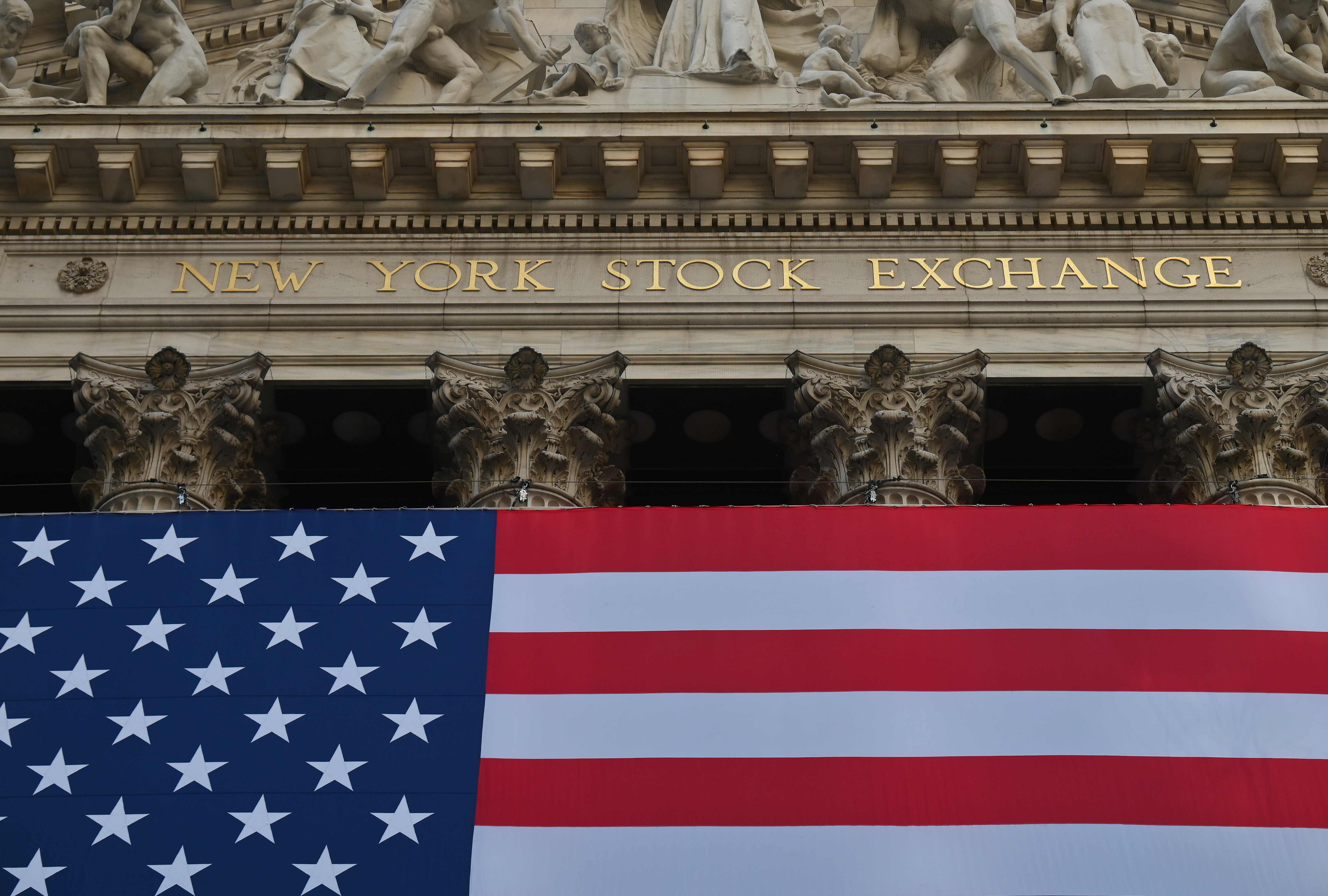  Gedung Bursa Saham New York (NYSE) terlihat di Wall Street pada  Senin (16/11) .