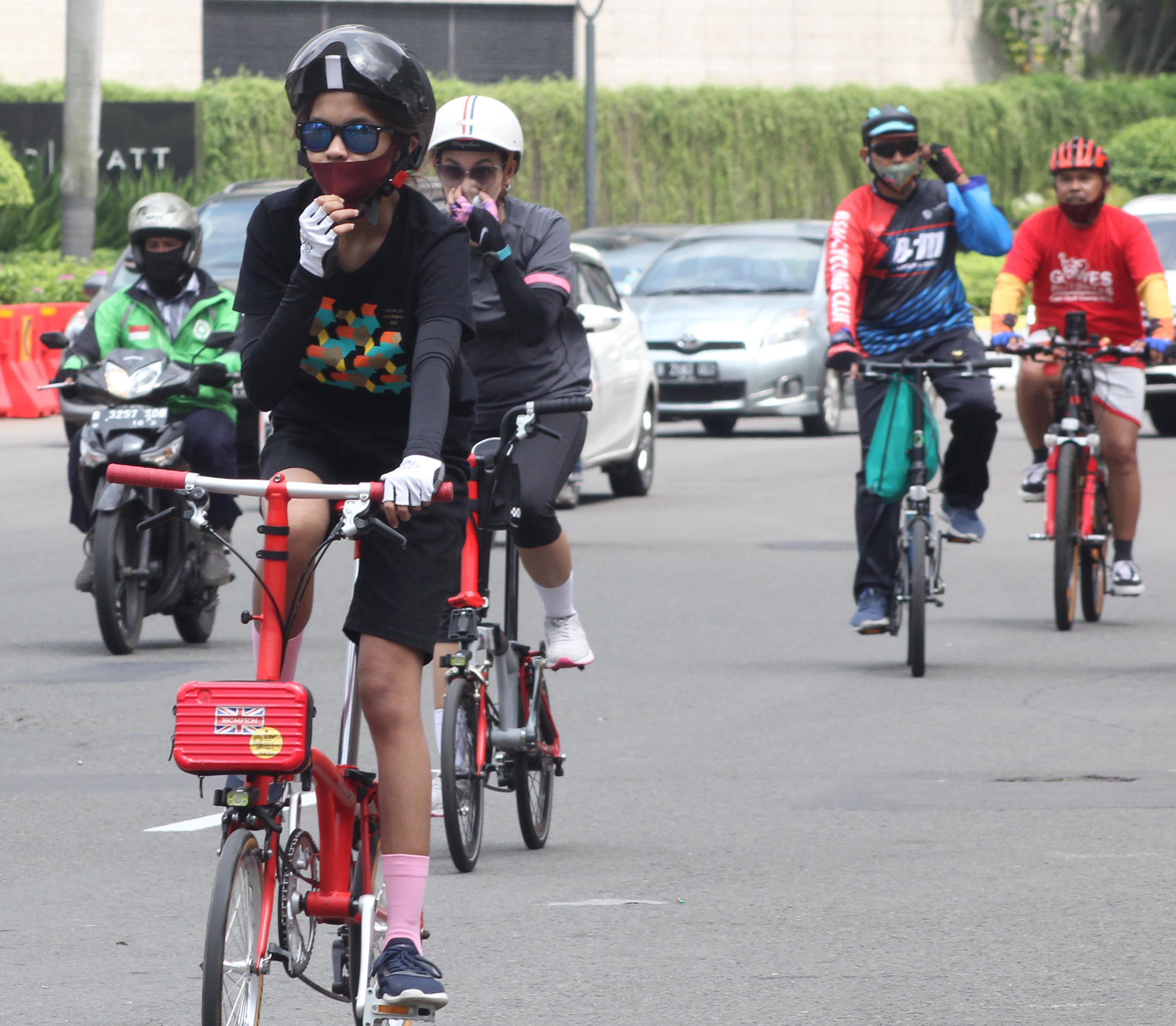  Masyarakat penguna sepeda sedang melakukan aktivitas olah raga bersepeda .