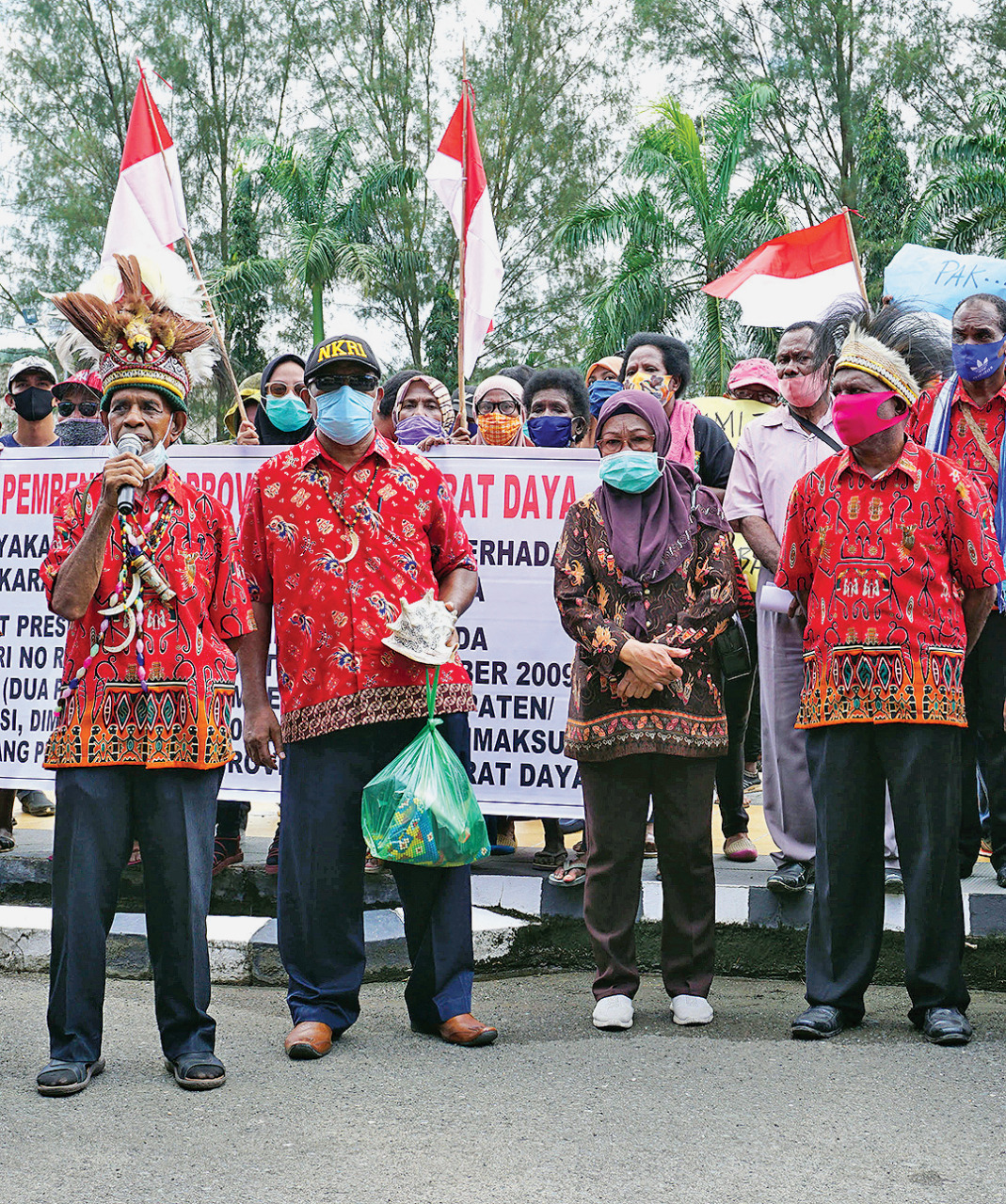 Sejumlah kepala suku asli Papua bersama warga melakukan unjuk rasa damai di halaman Kantor Wali Kota Sorong, Papua Barat, Rabu (23/9).