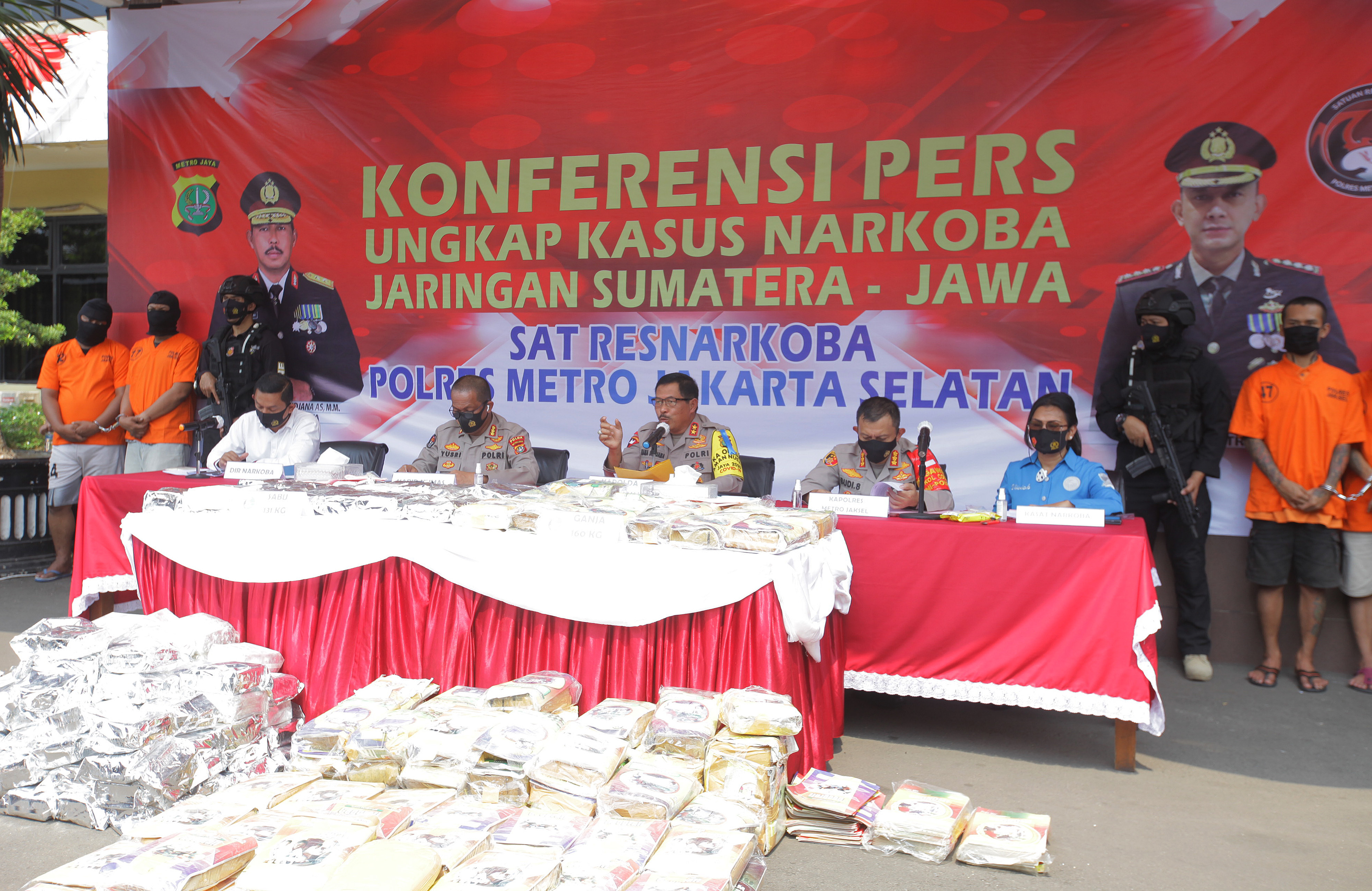 Kapolda Metro Jaya, Irjen Pol Nana Sudjana (tengah) saat rilis kasus pengungkapan jaringan narkotika Sumatra-Jawa.
