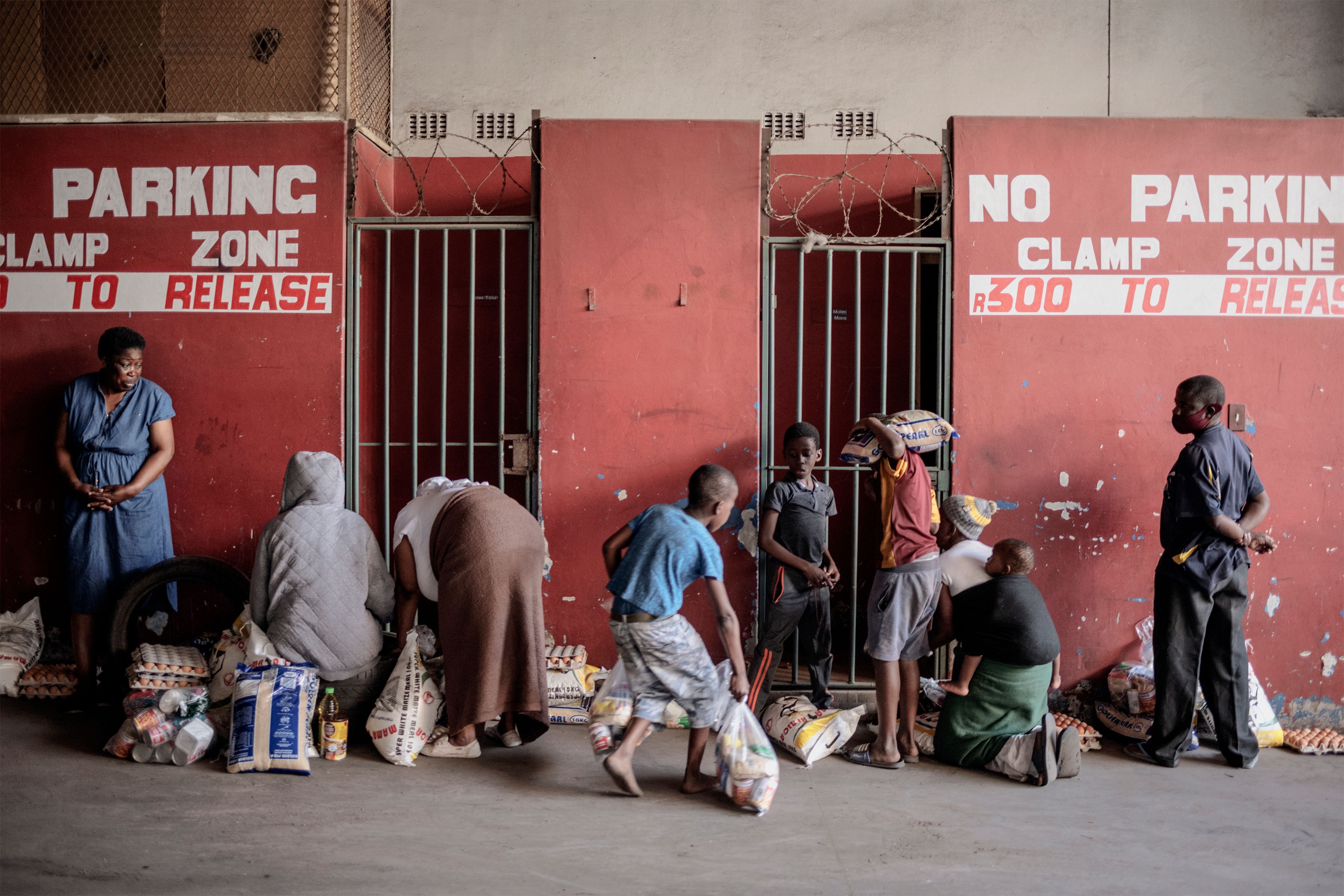 Warga mengantre untuk mendapatkan bantuan makanan selama lockdown covid-19 di Johannesburg, Afrika Selatan.