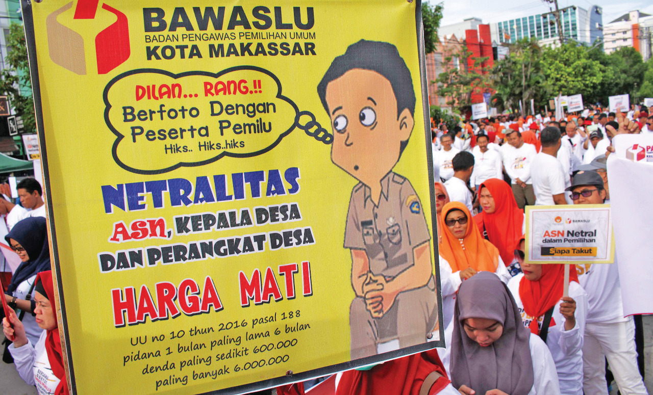Peserta aksi mengikuti kampanye publik dan deklarasi netralitas aparatur sipil negara (ASN) pada Pilkada serentak 2020 di Makassar.
