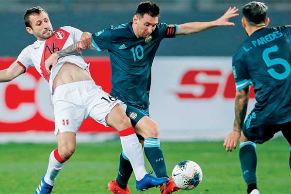 Pemain Peru Horacio Calcaterra (kiri) gagal membendung terobosan yang dilakukan kapten Argentina Lionel Messi 