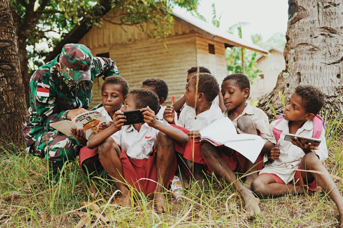 Anak-anak di Merauke mengikuti  pembelajaran secara daring. 