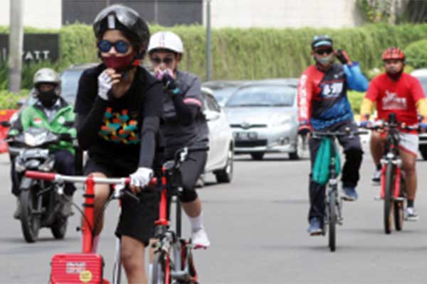 Masyarakat penguna sepeda tetap melakukan aktivitas bersepeda di Kawasan Budaran HI, Jakart
