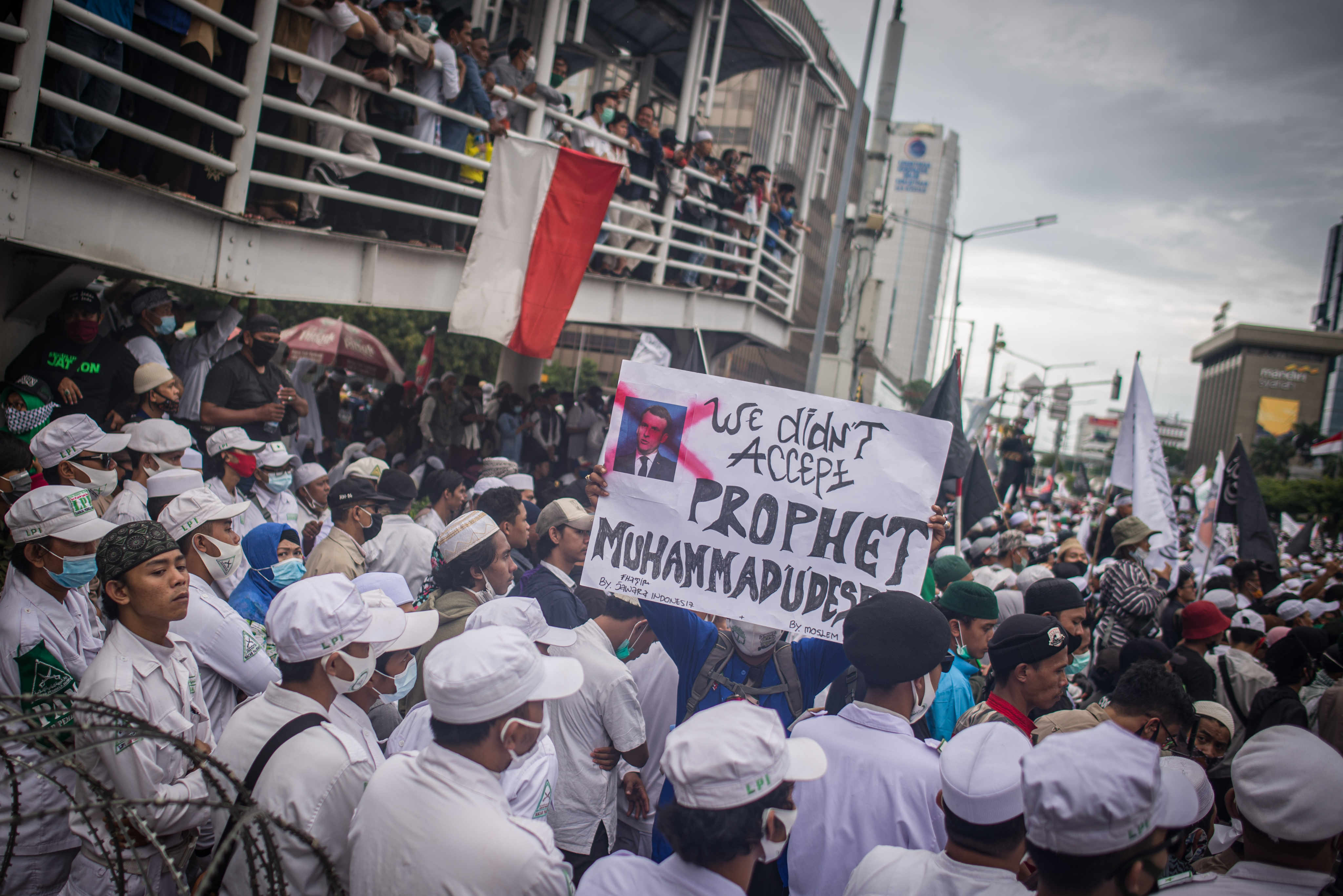 AKSI KECAM PRESIDEN PRANCIS EMMANUEL MACRON