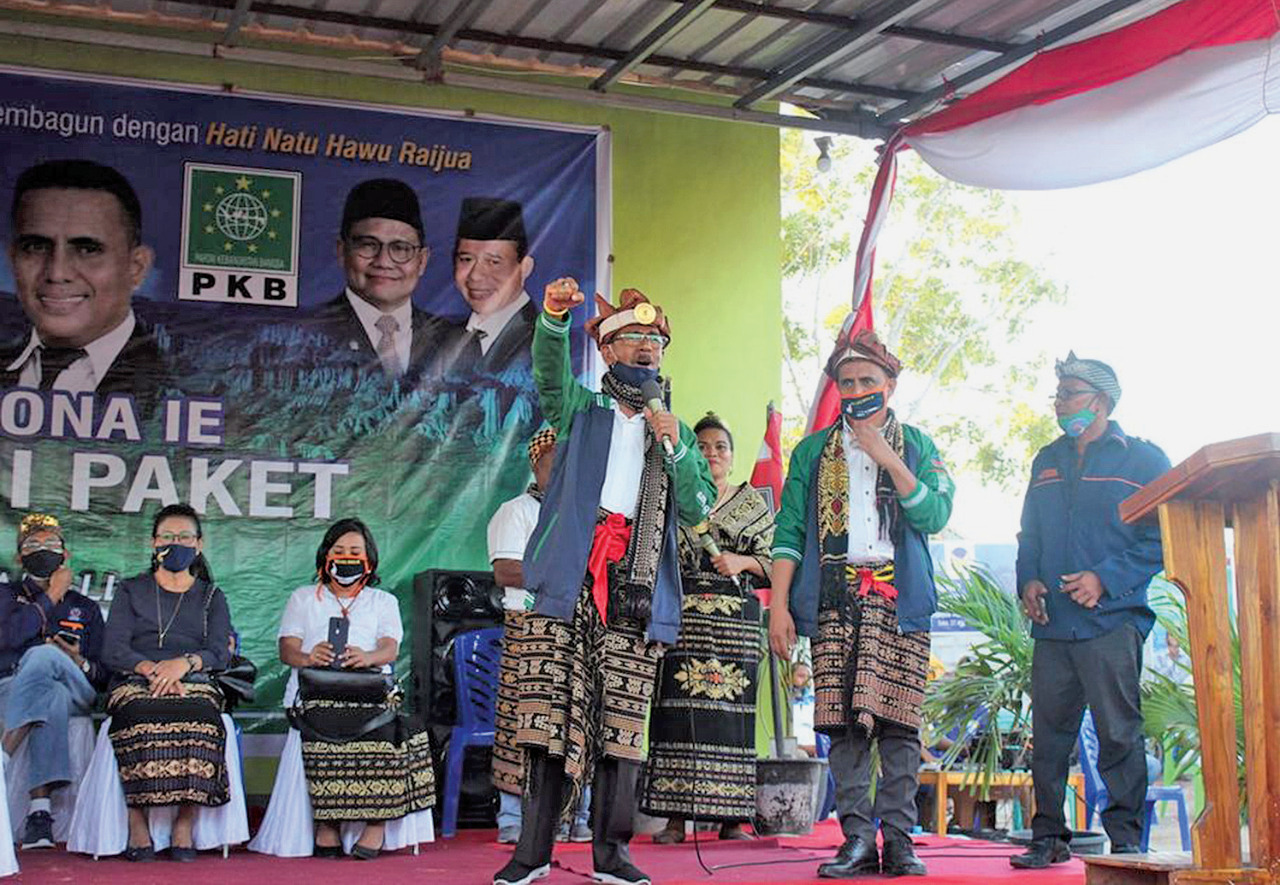 Calon Bupati Sabu Raijua, Nusa Tenggara Timur (NTT), Nikodemus Nithanel Rihi Heke (kiri) bersama calon wakil bupati Yohanes Uly Kale (kanan)