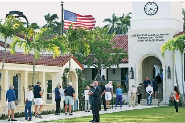 Warga antre untuk memberikan hak suara dalam pemilihan presiden Amerika Serikat di Palm Beach, Florida, Selasa (3/11/2020).