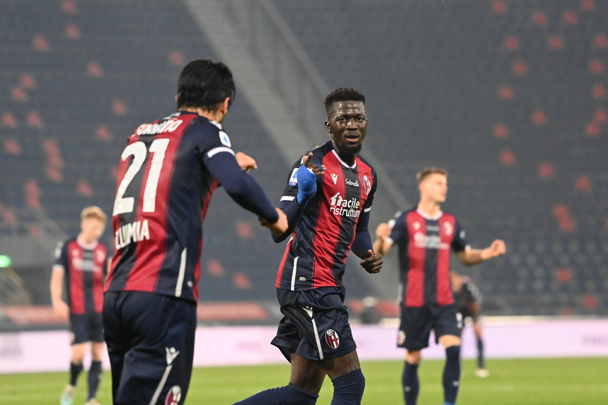 Penyerang Bologna Musa Barrow (tengah) melakukan selebrasi usai mencetak gol ke gawang Cagliari di laga Serie A.