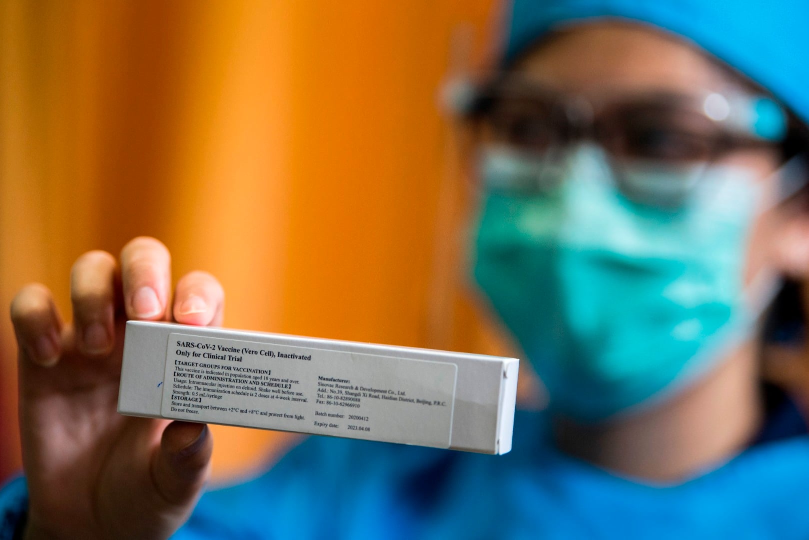 Petugas kesehatan menunjukan vaksin saat simulasi uji klinis vaksin covid-19 di FK Universitas Padjadjaran, Bandung, Jawa Barat.