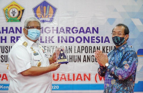 Gubernur Ali Mazi Raih The Best Indonesian Innovtive Figures Award