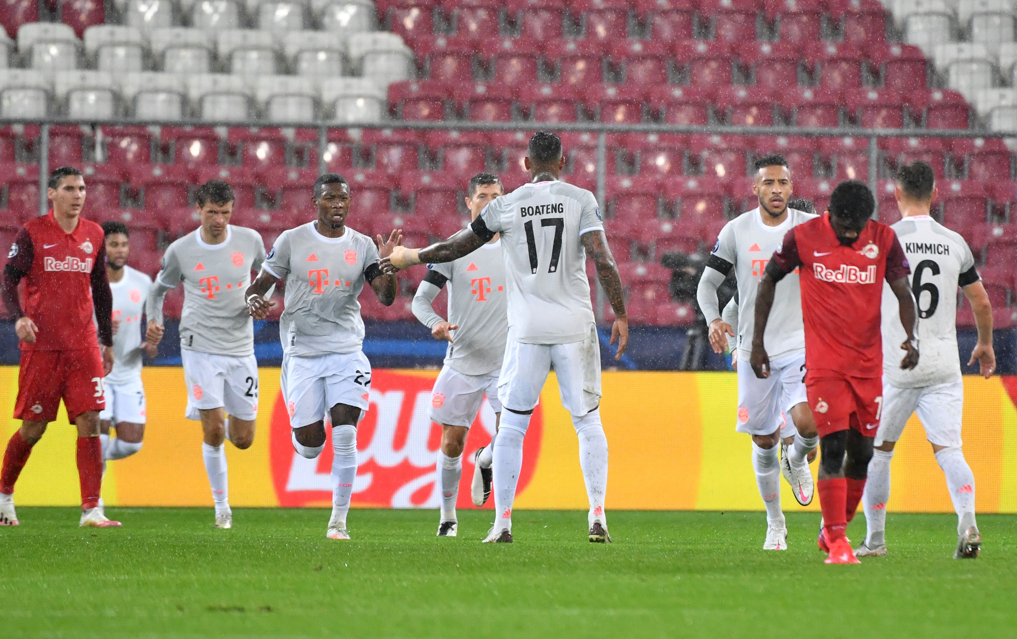Para pemain Bayern Muenchen melakukan selebrasi usai mencetak gol ke gawang Salzburg di laga Liga Champions.
