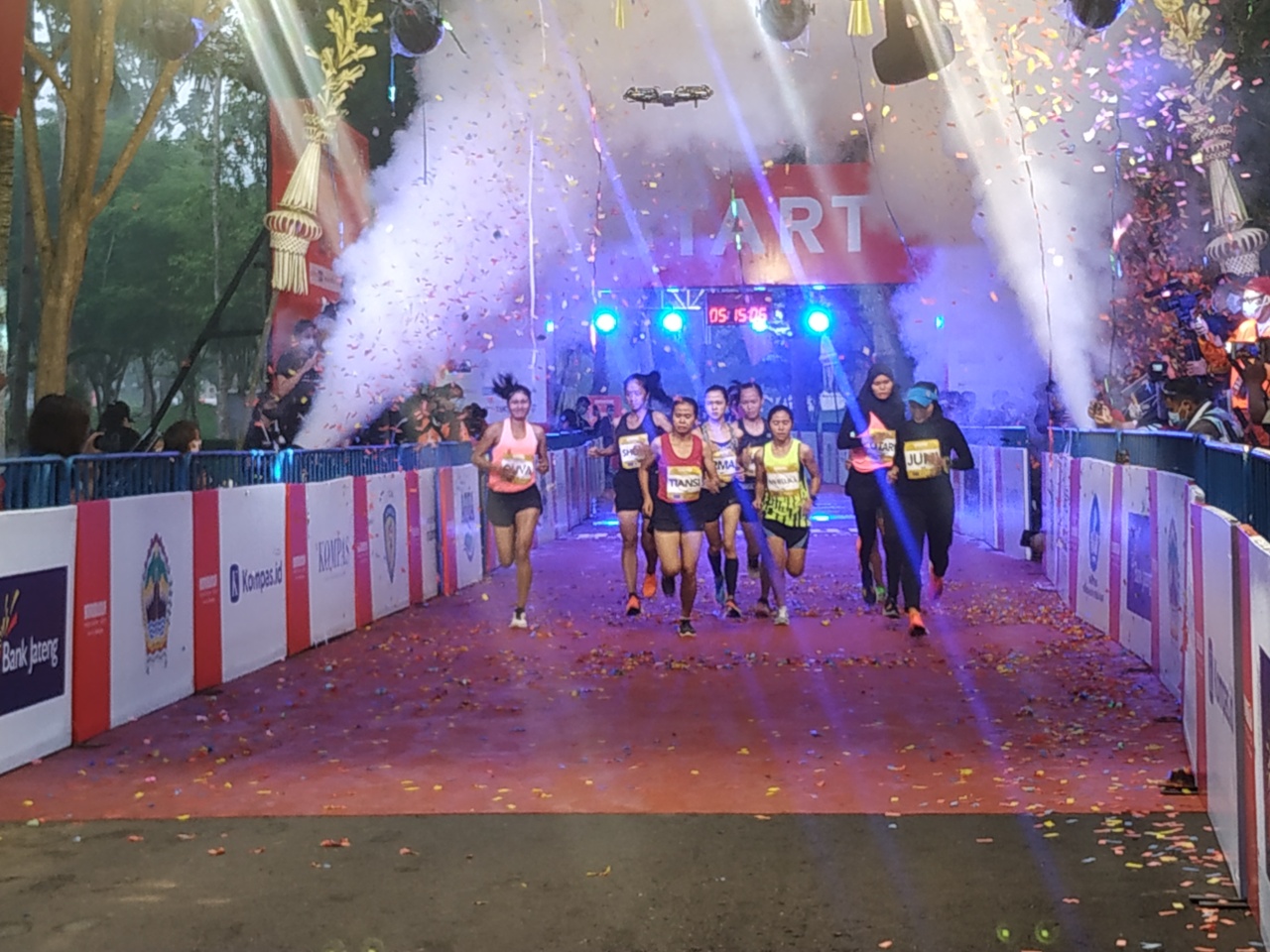 Pelari putri melakukan start di Borobudur Marathon 2020.