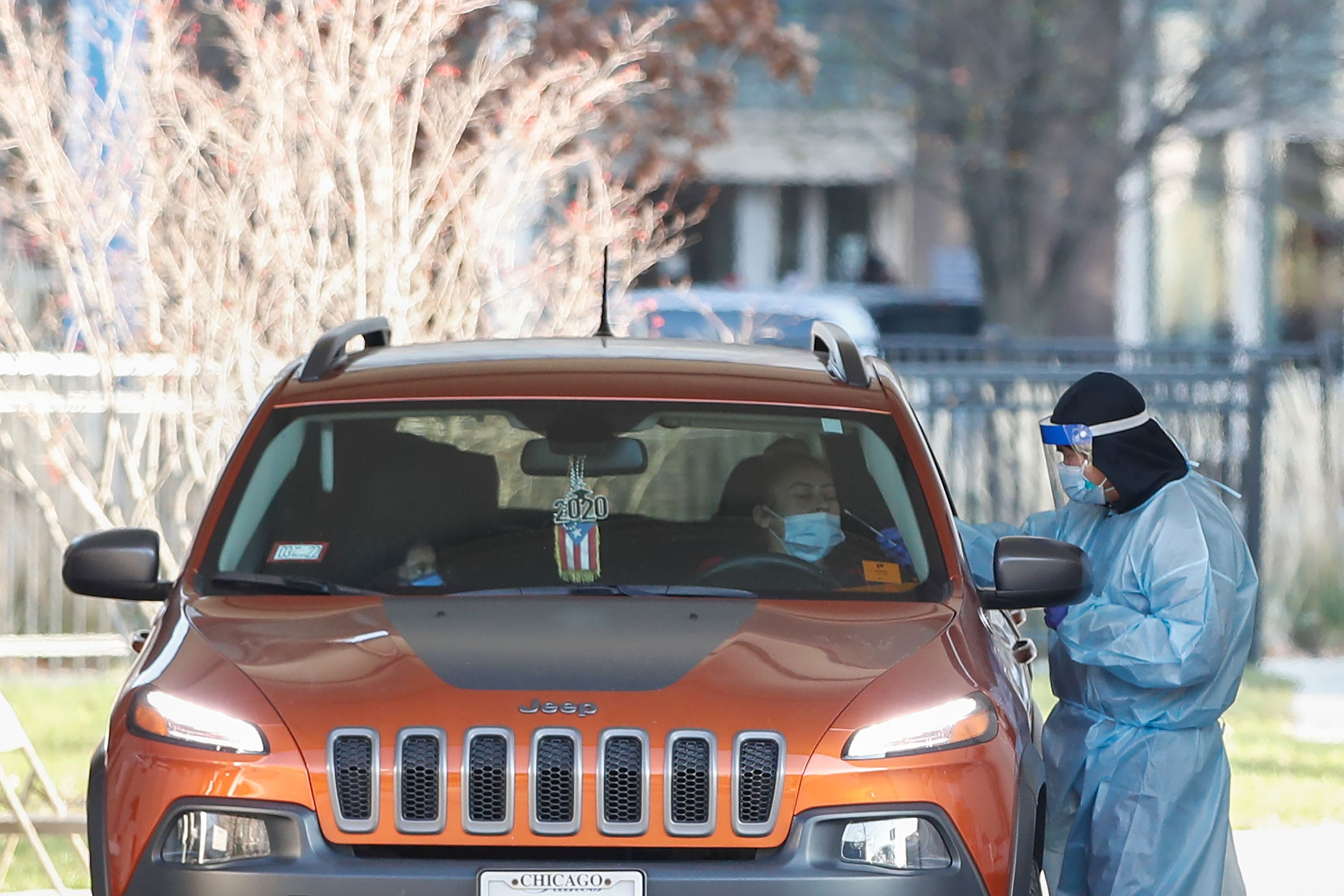 Petugas melakukan swab test kepada warga di halaman depan RS John H Stroger, Jr, Chicago, Illinois, Amerika Serikat.