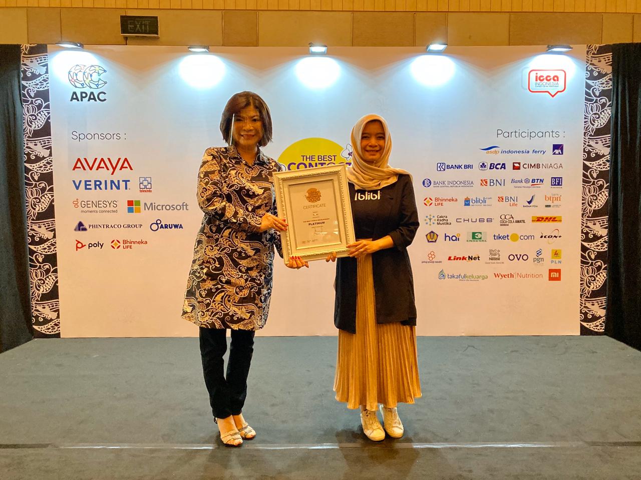 VP Customer Experience Blibli Shanty Cantya Ma'Mun (kanan) saat menerima penghargaan ICCA 2020. 