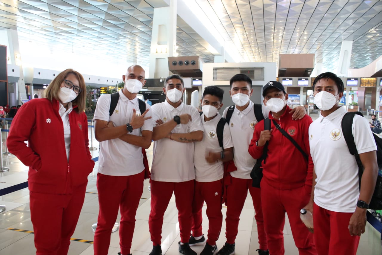 Tim ofisial dan pemain siap berangkat uji coba ke UEA di bandara Soekartno Hatta, Cengkareng. 