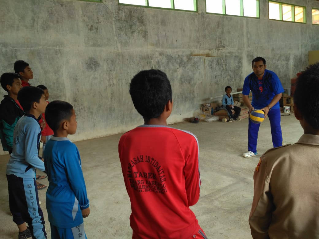 GURU HONORER: Kasri, 43, masih menerima gaji Rp250 ribu/bulan. Untung, sertifikasi yang ia dapat membantu memenuhi kebutuhan hariannya.