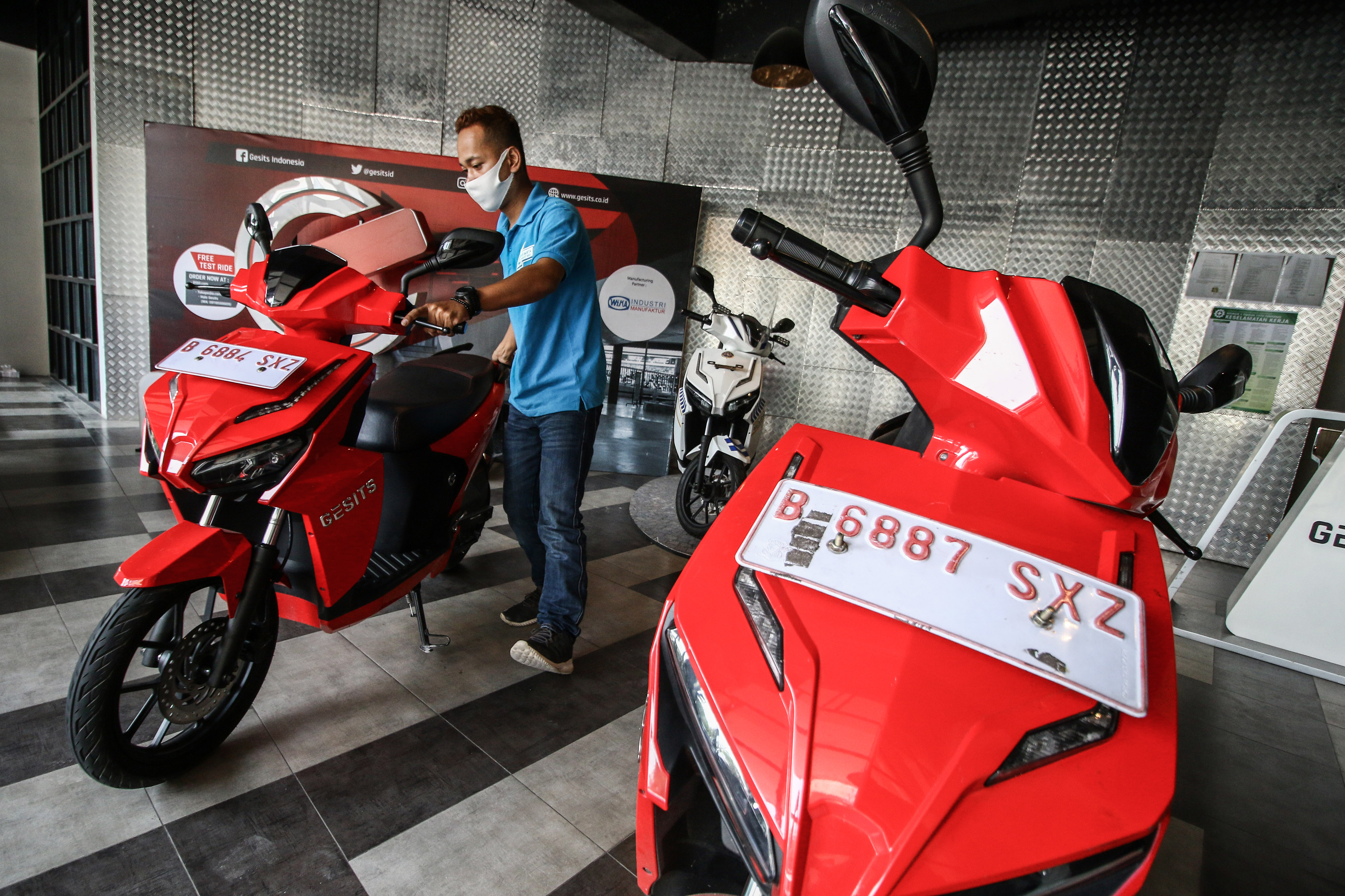 KETENTUAN UANG MUKA UNTUK KENDARAAN BERMOTOR LISTRIK: Karyawan mengecek motor listrik Gesits di kawasan Cipete, Jakarta.