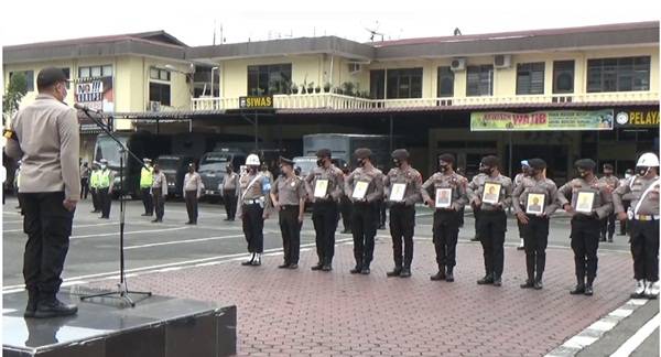Upacara Pemberhentian Tidak Dengan Hormat (PTDH) terhadap delapan personel Polrestabes Medan, Senin (16/11/2020)