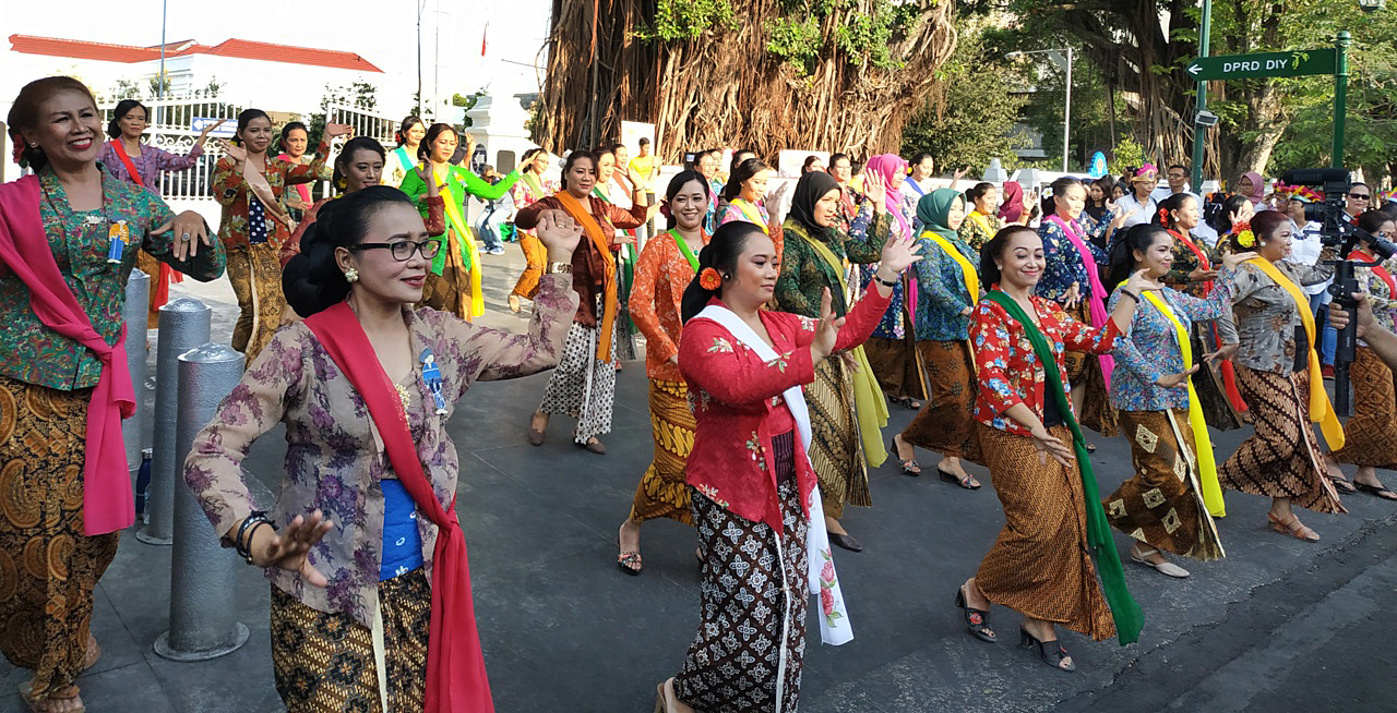  Para perempuan mengenakan kebaya menari bersama di jalur pedestrian Jalan Malioboro saat Selasa Wagen di Yogyakarta, Senin (1/11)