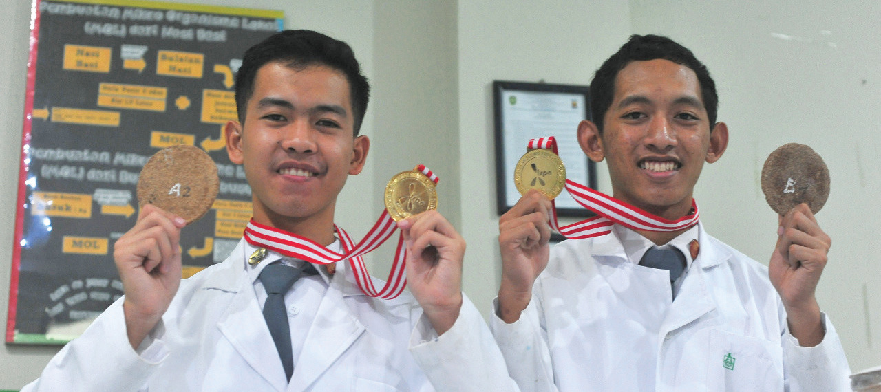 Karya siswa SMA negeri Sumatra Selatan Jaya Firmansyah (kiri) dan Surya Bima Wicaksono memenangkan medali emas Indonesian Science Project.
