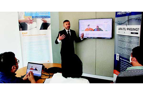 Presiden Direktur & CEO PT Asuransi Cigna Philip Reynolds memberikan arahan dan paparan kepada para staf, di Jakarta, Rabu (11/11).