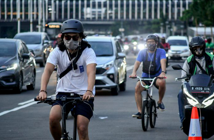 Pesepeda melintas di jalanan Jakarta