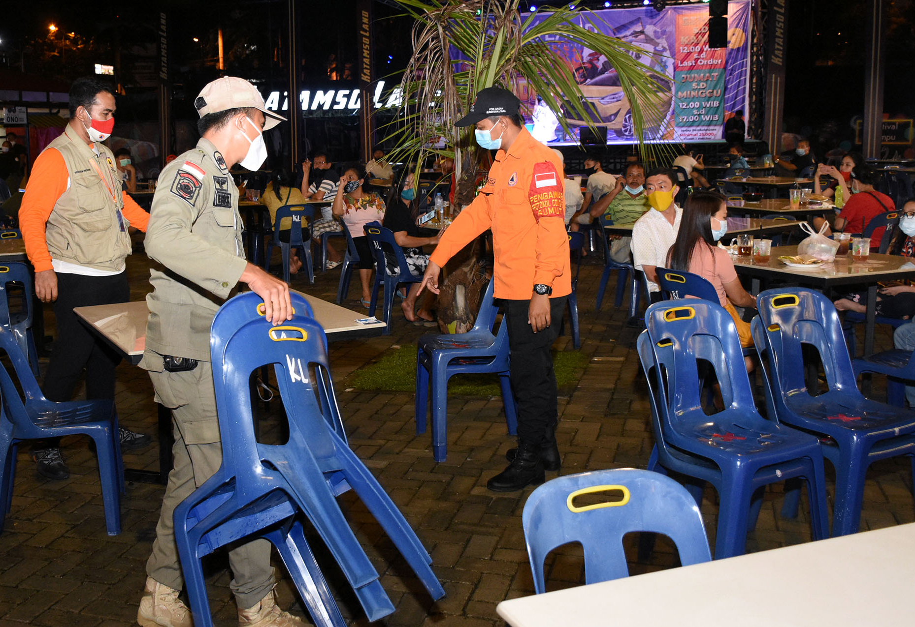   Personel Satgas Penanganan Covid-19 Medan, Binjai, Deli Serdang (Mebidang) saat melakukan razia penegakan protokol kesehatan