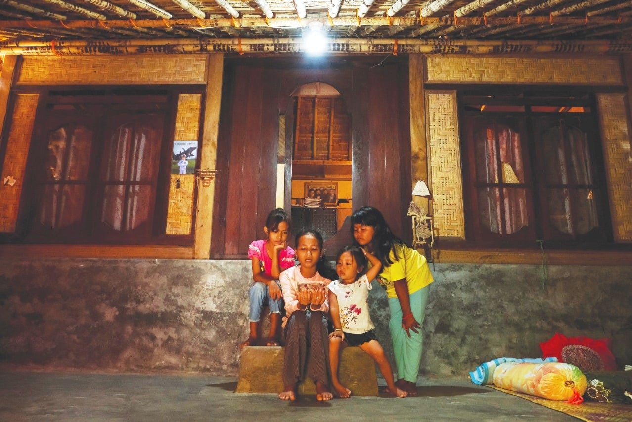 Anak-anak Suku Sasak menggunakan akses internet Badan Aksesibilitas Telekomunikasi dan Informasi (BAKTI) di Desa Sade, Lombok Tengah, NTB.