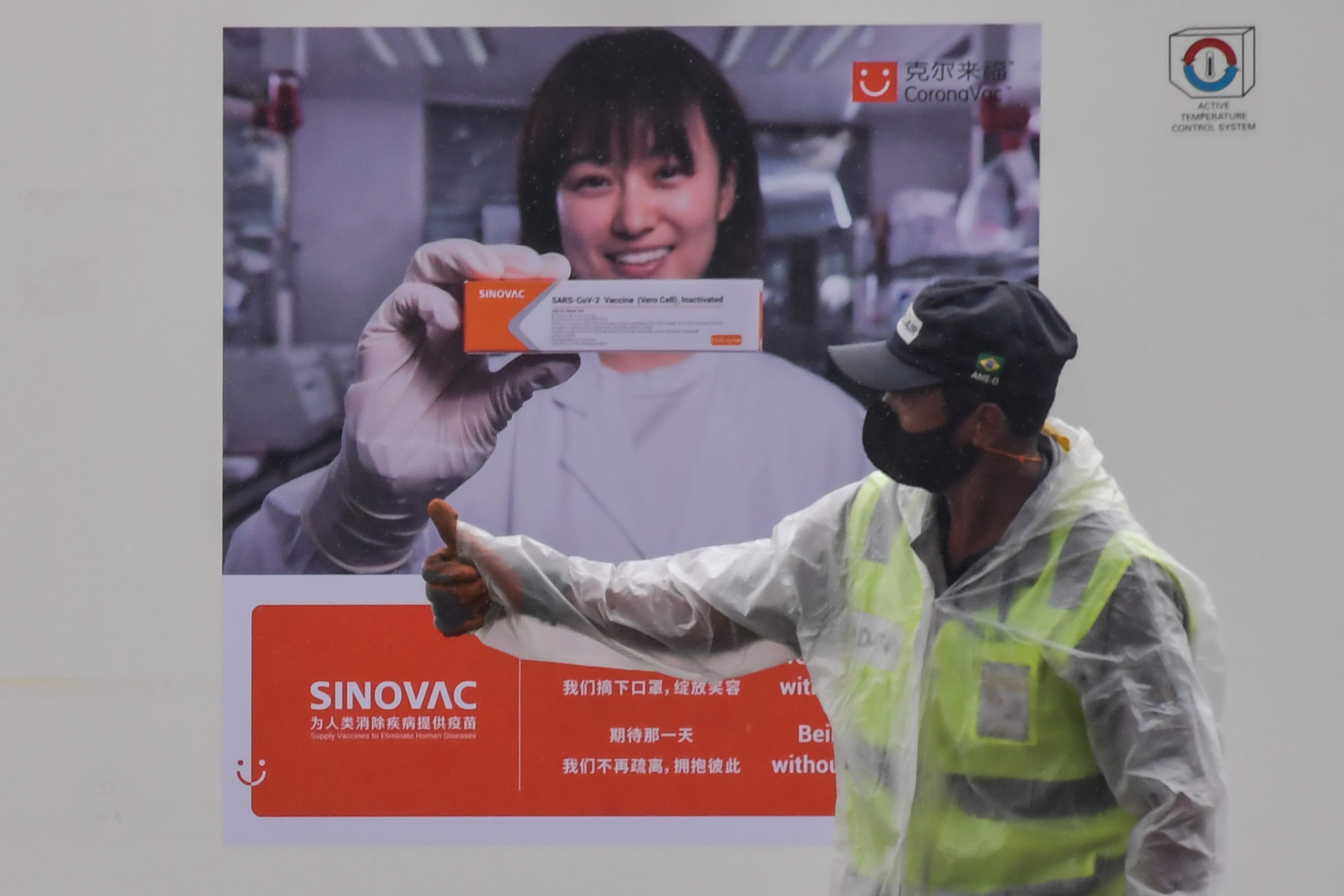 Petugas mengecek kontainer membawa vaksin covid-19 produksi Sinovac, Tiongkok yang dibawa melalui pesawat kargo di Bandara Guarulhos, Brasil