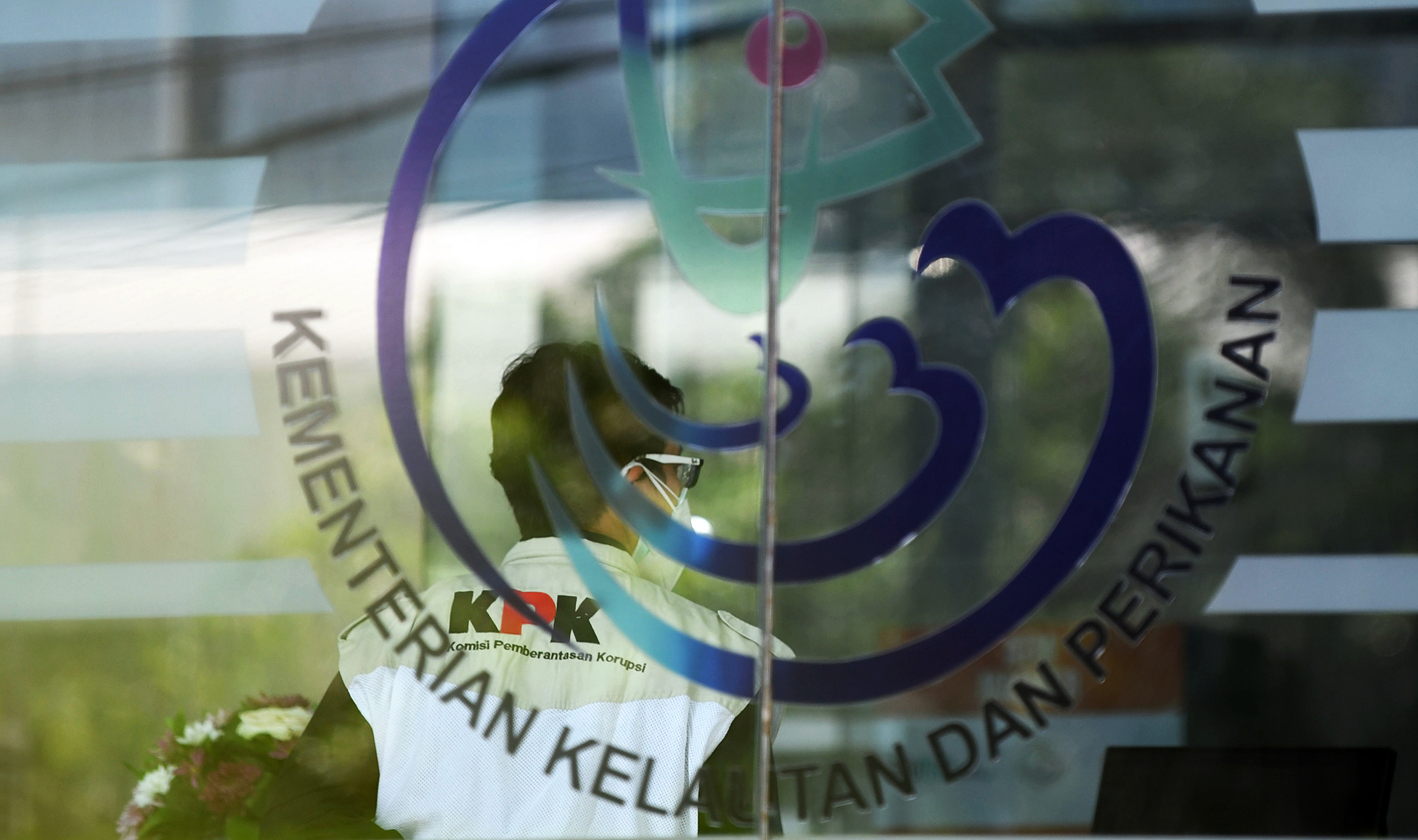 Penyidik KPK berada di dalam Kantor Mina Bahari IV Kementerian Kelautan dan Perikanan (KKP), Jakarta, untuk melakukan penggeledahan, kemarin