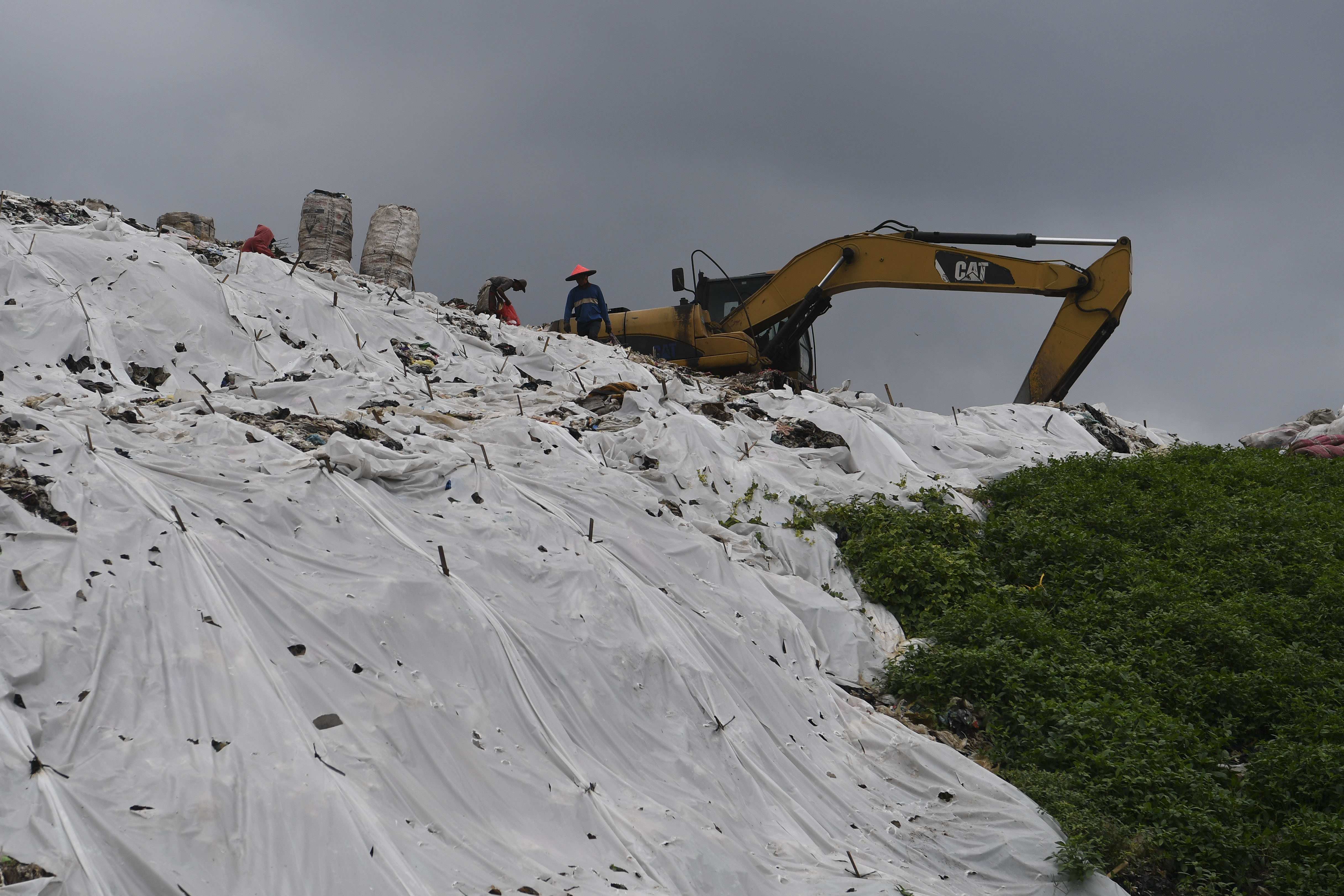 SAMPAH TPA CIPAYUNG DITUTUP PLASTIK: Pekerja mengumpulkan plastik untuk dijual di TPA Cipayung, Depok, Jawa Barat, Jumat (6/2/2020).