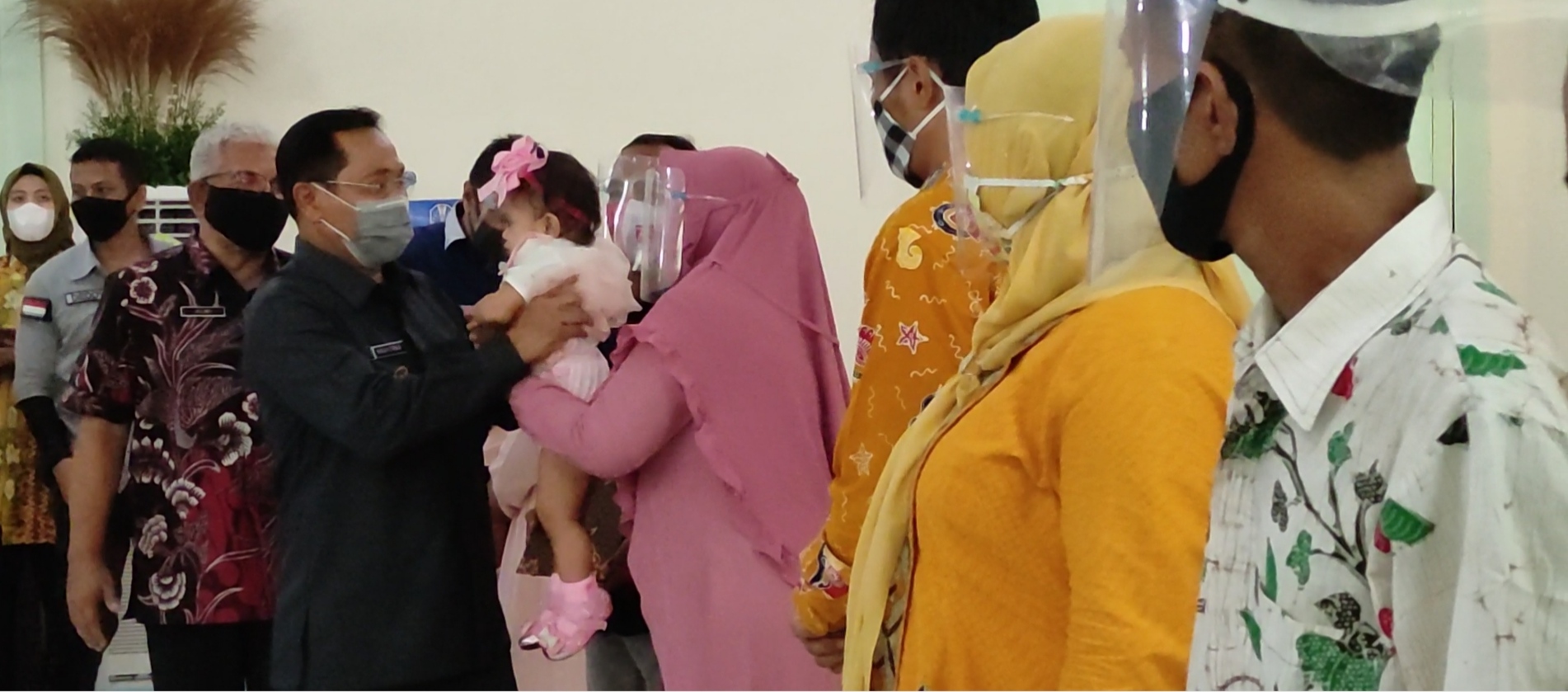 Penyerahan anak asuh kepada orangtua asuh di Kantor PPSAB Dinas Sosial Kabupaten Sidoarjo, Jawa Timur, Senin (16/11/2020).