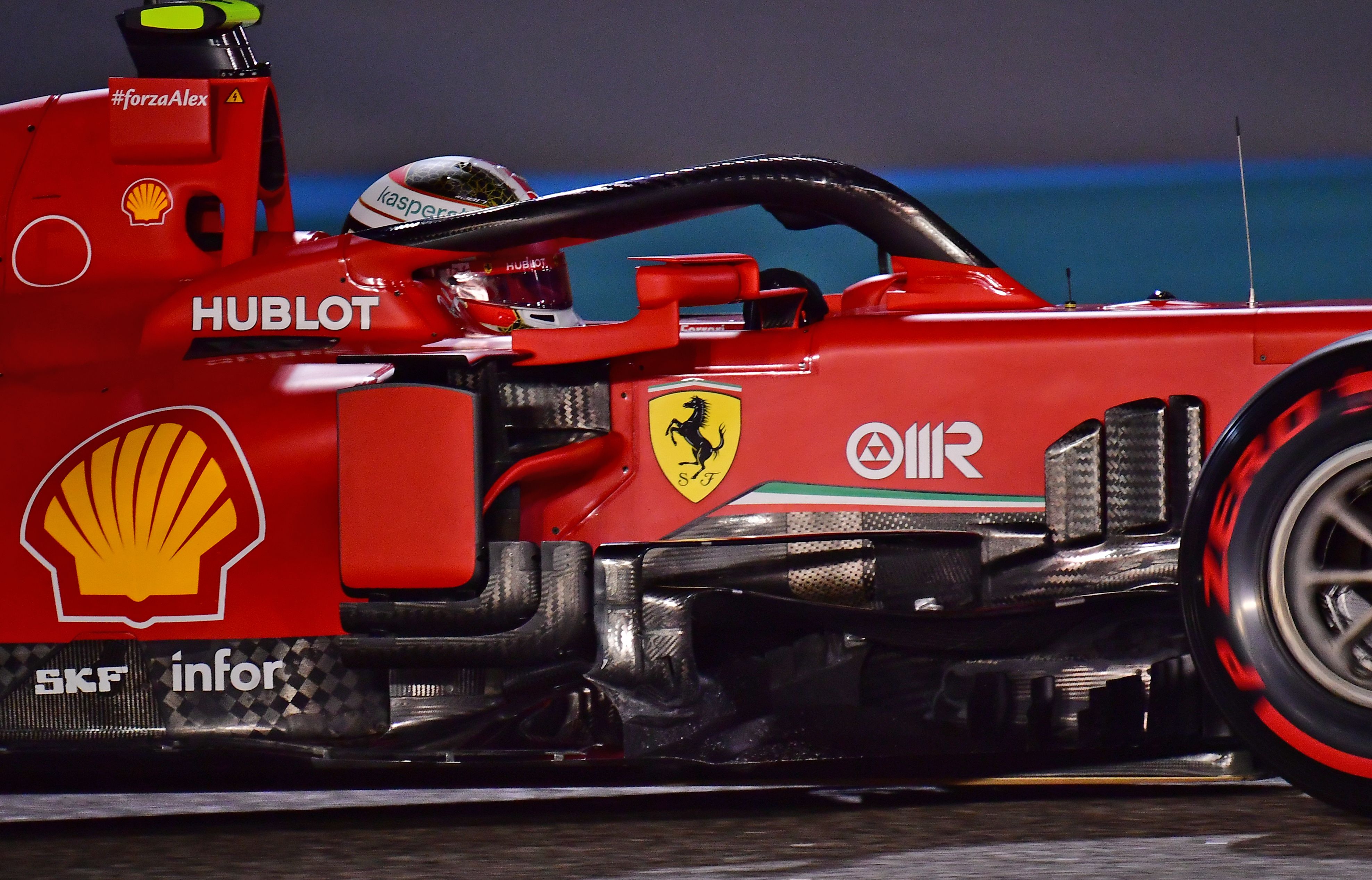 Pembalap Monegasque Ferrari Charles Leclerc berkendara selama sesi kualifikasi pada malam Grand Prix Formula Satu Bahrain  