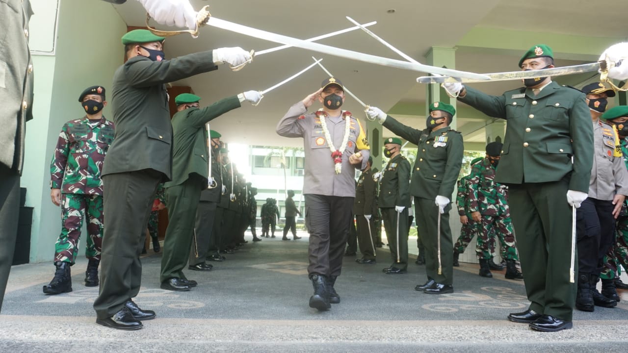Fadil Imran Dilepas dengan Pedang Pora di Makodam Brawijaya