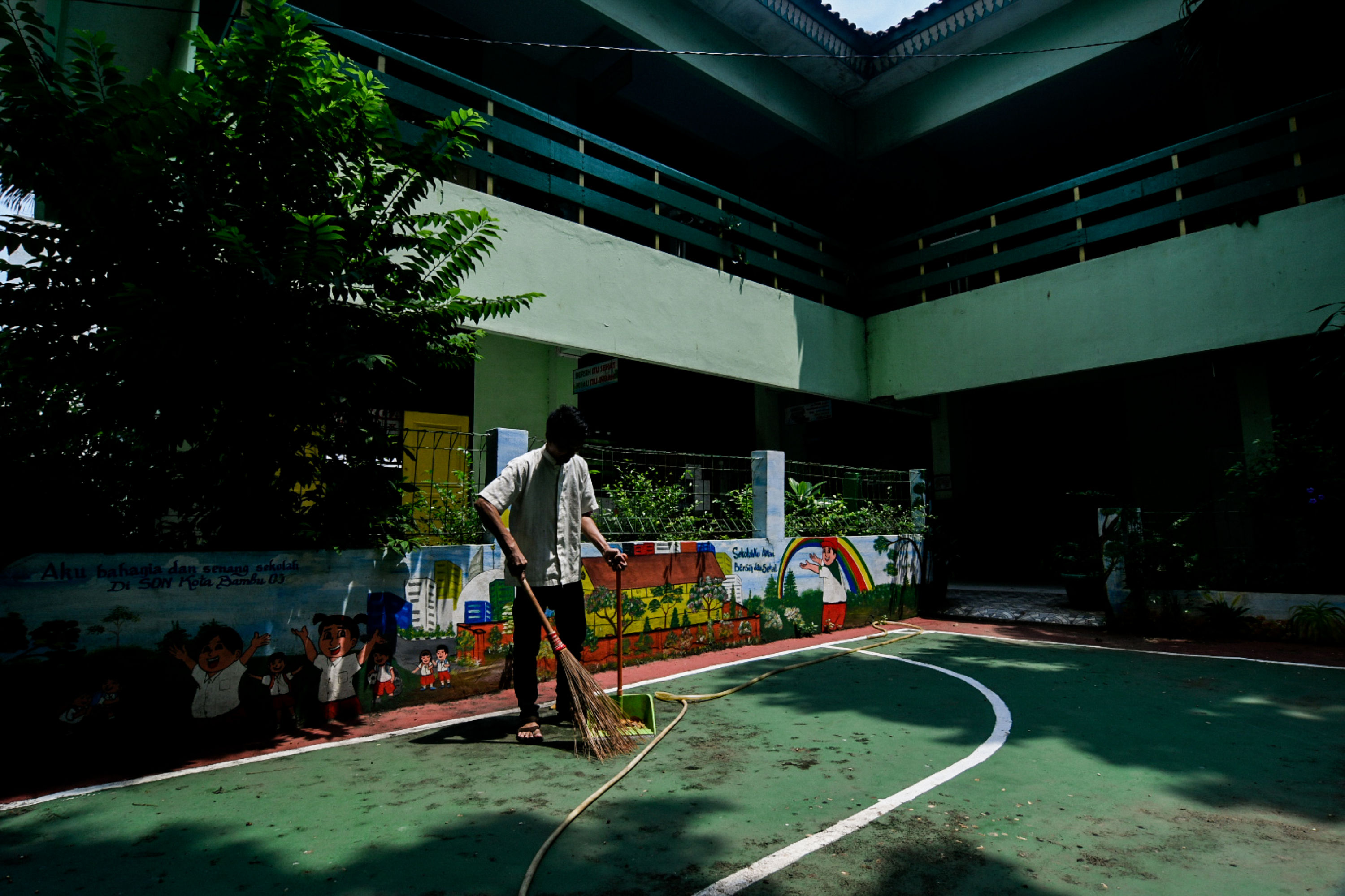 Petugas sekolah mempersiapkan sejumlah fasilitas di kawasan Sekolah Dasar Negeri 03 Kota Bambu, Tanah Abang, Jakarta, Jumat, (20/11/2020). 