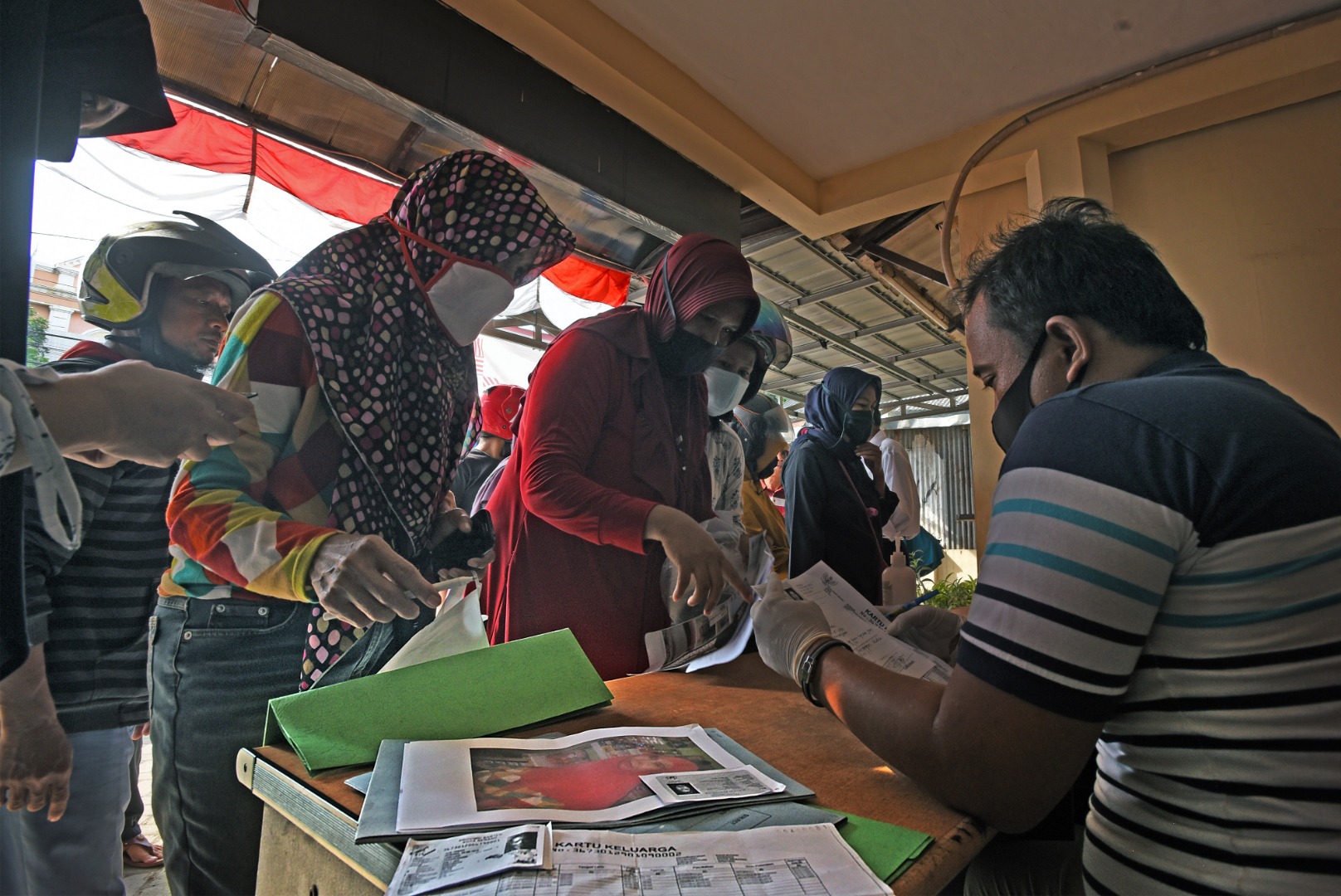 PENDAFTARAN PENERIMA BLT UKM: Sejumlah pelaku Usaha Kecil Menengah (UKM) antre untuk mendaftarkan diri menjadi calon penerima batuan 