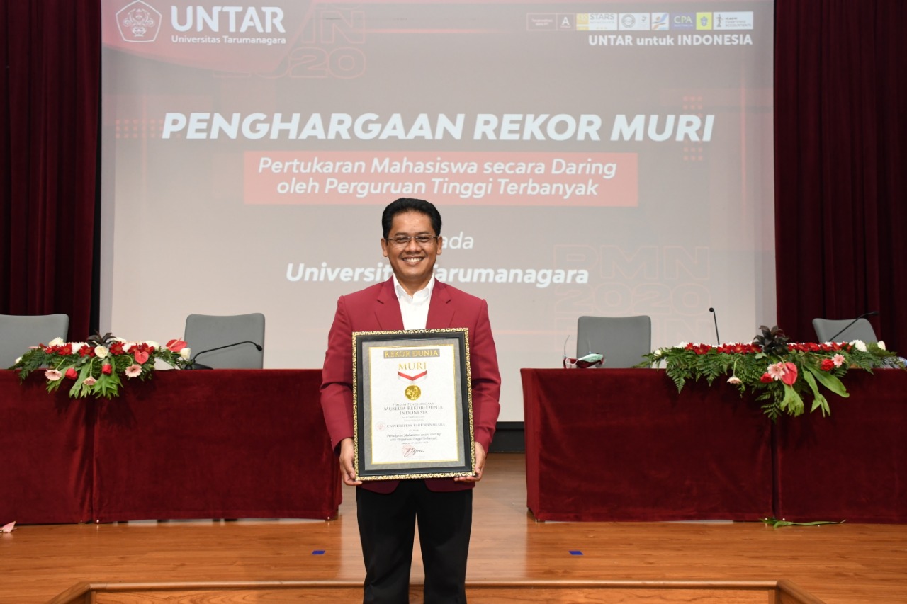  Rektor Untar, Prof. Agustinus Purna Irawan menerima penghargaan MURI.