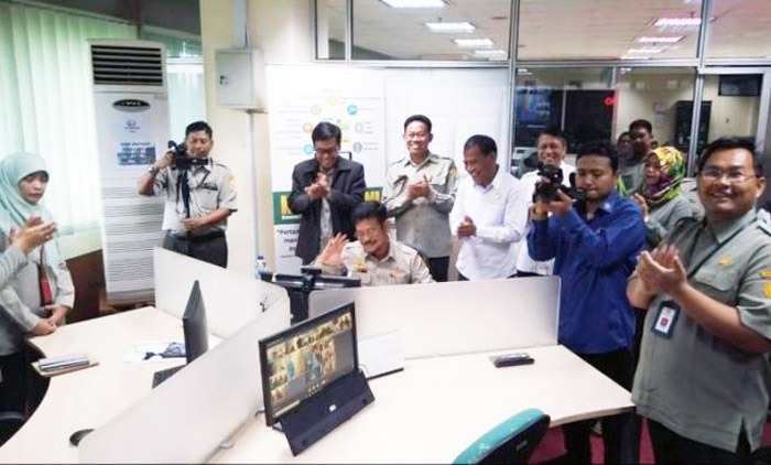 Mentan Syahrul Yasin Limpo (duduk) komunikasi virtual dengan penyuluh.