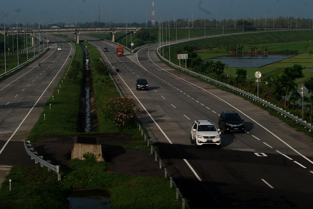 Ruas jalan tol Jombang-Mojokerto di Kabupaten Jombang, Jawa Timur.
